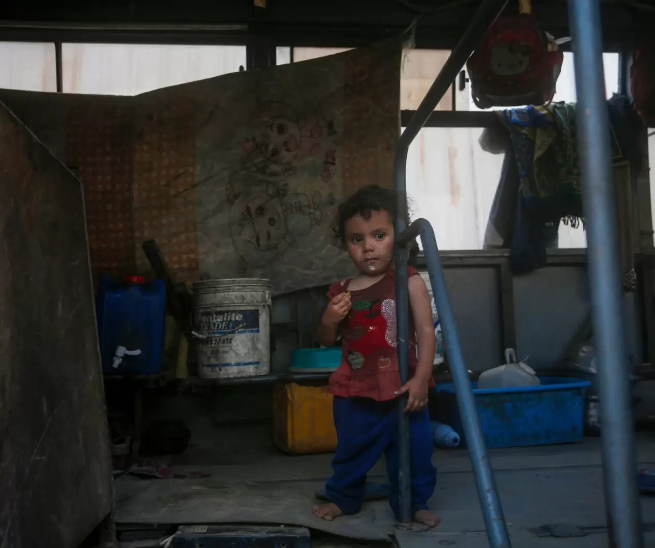 İsrail saldırılarından kaçarak Deyr Belah'a sığınan Filistinli aileler, zor şartlar altında yaşamlarını sürdürüyor 9