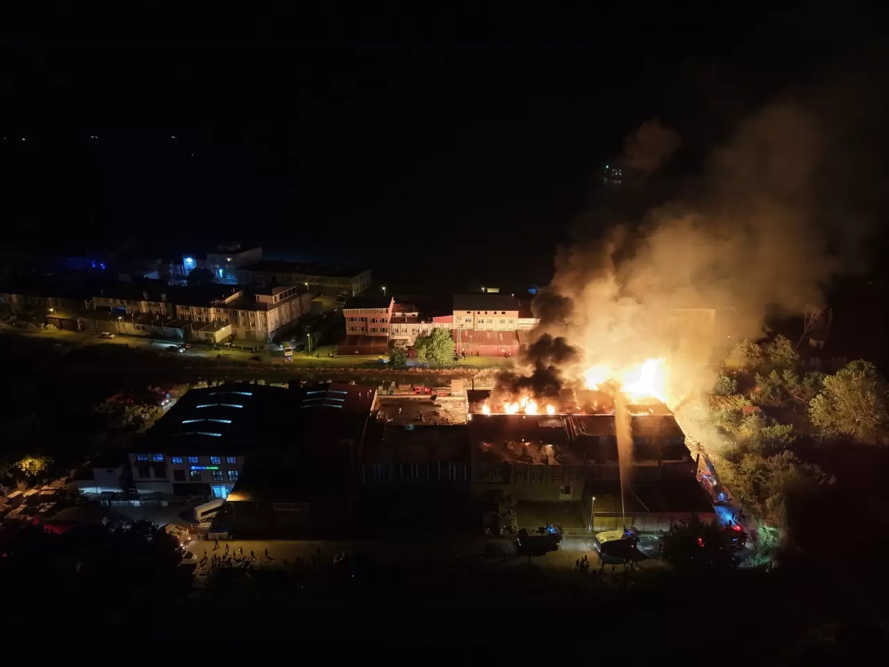 Samsun'da kereste fabrikası alevlere teslim oldu 3