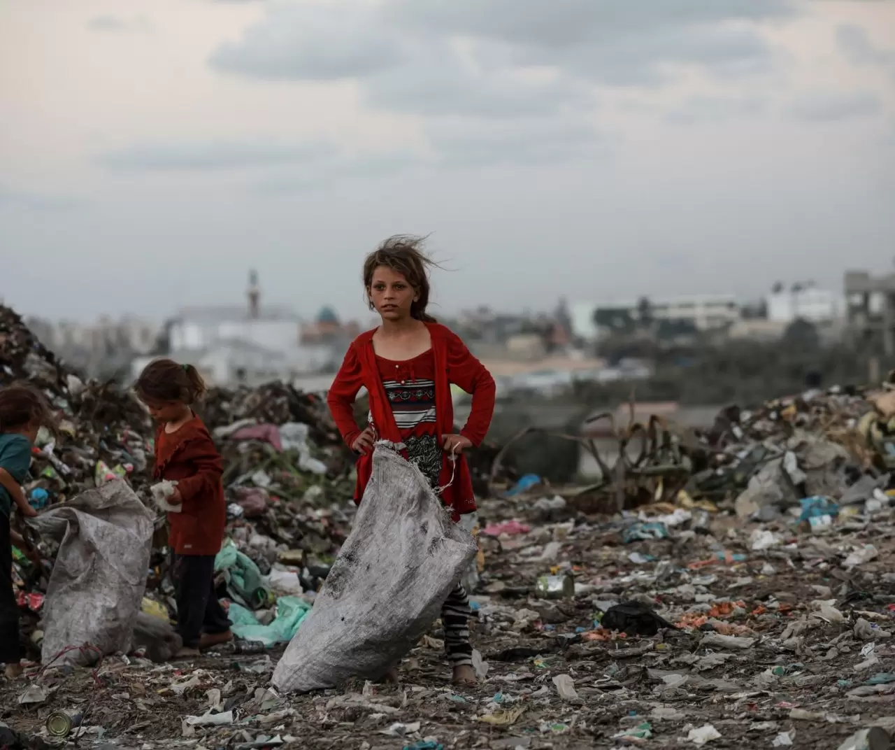 Gazze’de çocuklar çöp yığınları arasında geçim mücadelesi veriyor 7