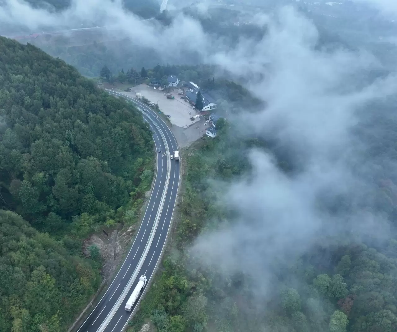 Bolu Dağı’nda sis ve sağanak: Görüş mesafesi 35 metreye düştü 4