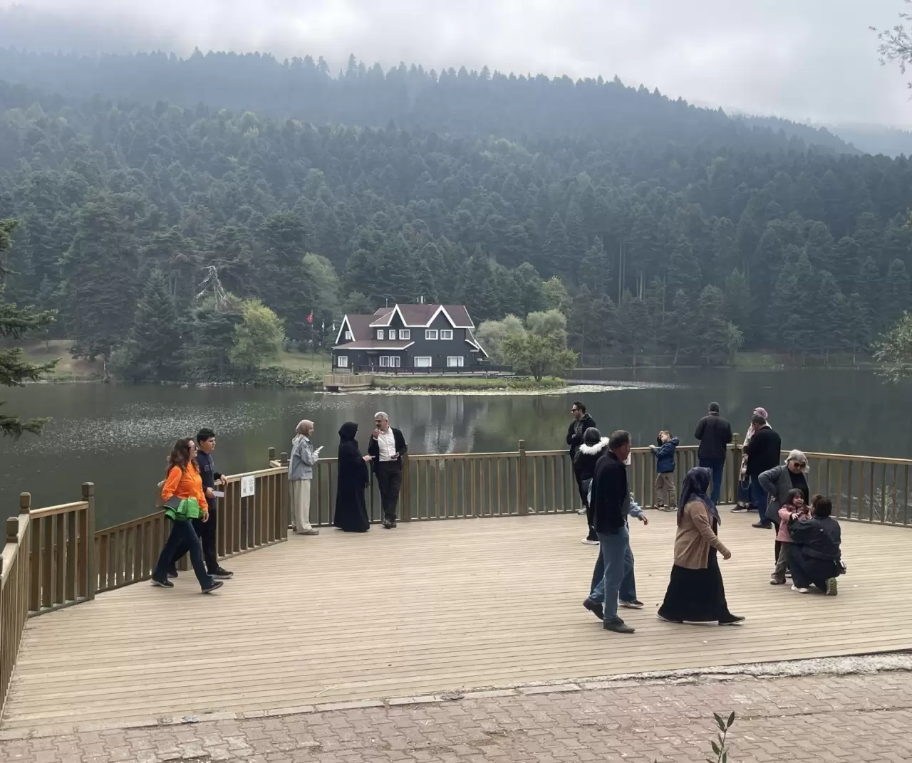 Gölcük Tabiat Parkı’nda sonbahar güzelliği tatilcileri büyüledi 9