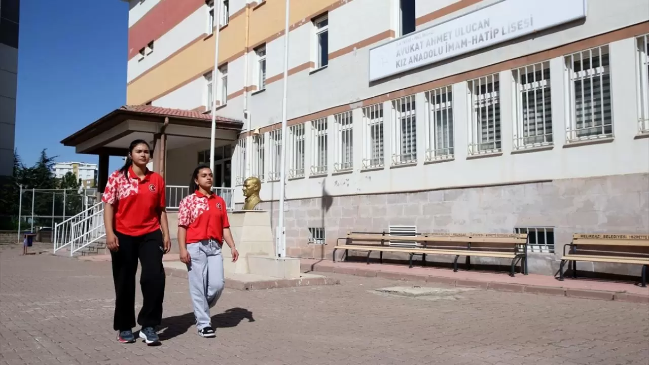 Okul sıralarından dünya podyumuna! İki arkadaş bilek güreşinde derece yaptı 3