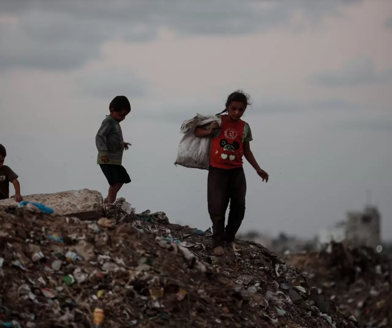 Gazze’de çocuklar çöp yığınları arasında geçim mücadelesi veriyor 1