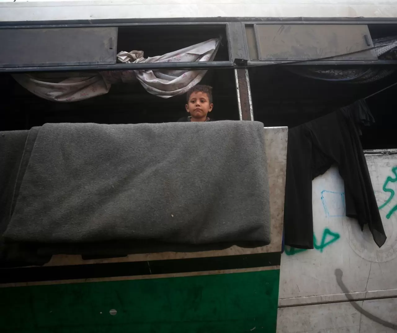 İsrail saldırılarından kaçarak Deyr Belah'a sığınan Filistinli aileler, zor şartlar altında yaşamlarını sürdürüyor 5