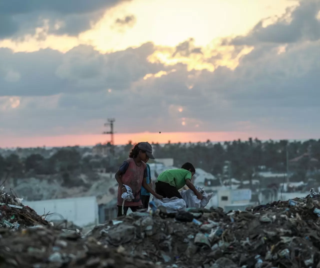 Gazze’de çocuklar çöp yığınları arasında geçim mücadelesi veriyor 14