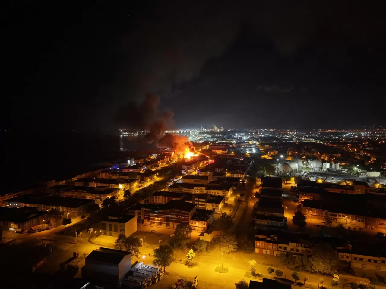 Samsun'da kereste fabrikası alevlere teslim oldu 5