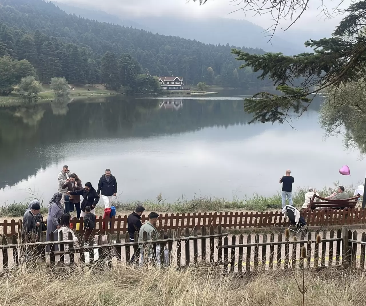 Gölcük Tabiat Parkı’nda sonbahar güzelliği tatilcileri büyüledi 8