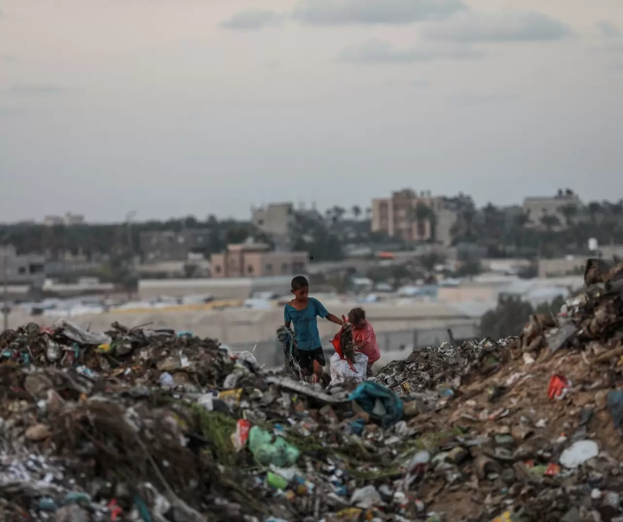 Gazze’de çocuklar çöp yığınları arasında geçim mücadelesi veriyor 19