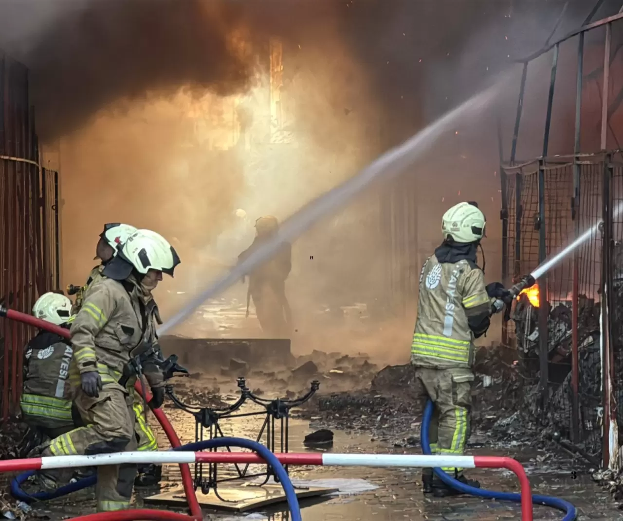 Bağcılar İSTOÇ'ta iş yerinde yangın çıktı 6