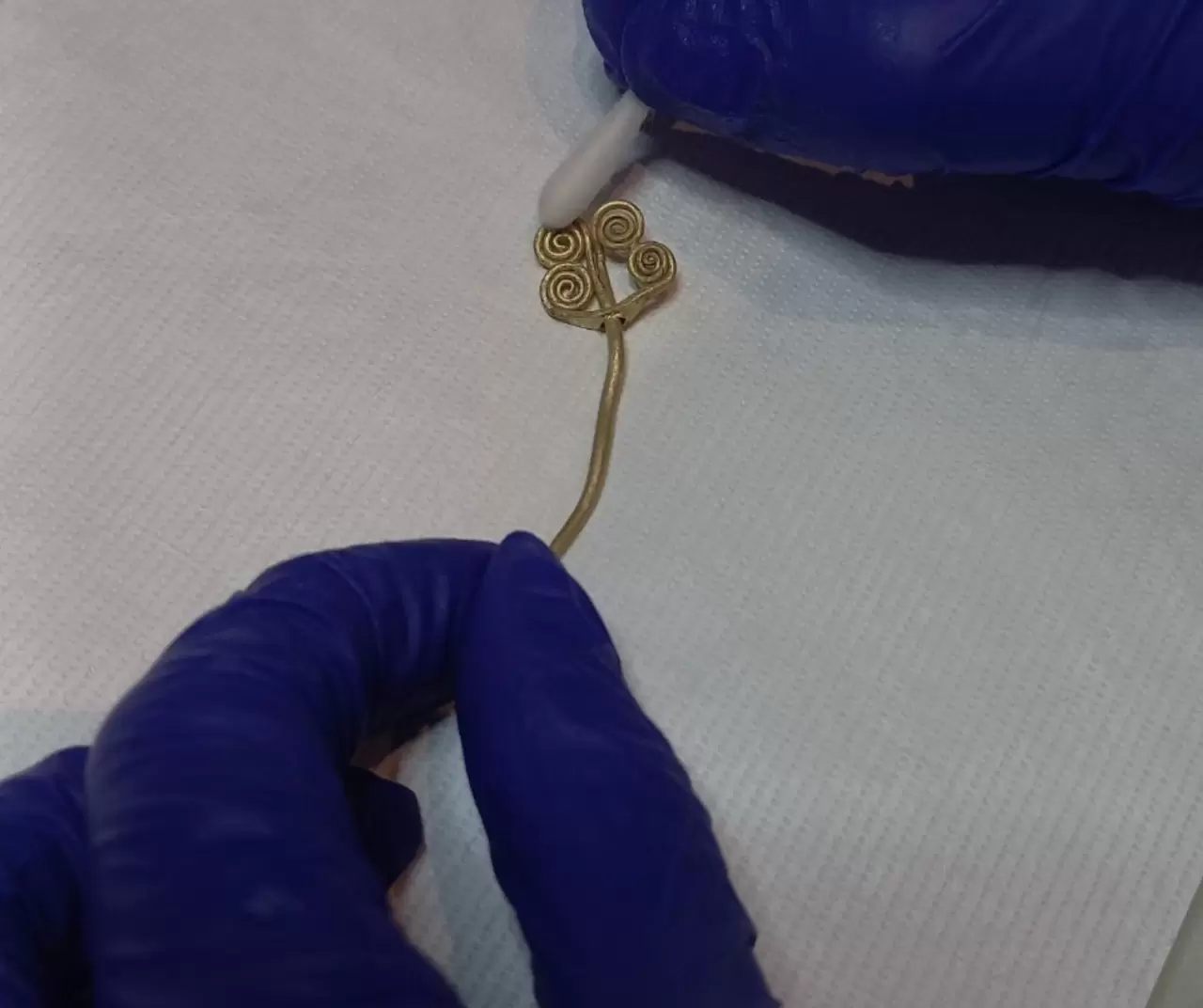 Troya’da 4 bin 500 yıllık altın broş ve yeşim taşı gün yüzüne çıktı 4