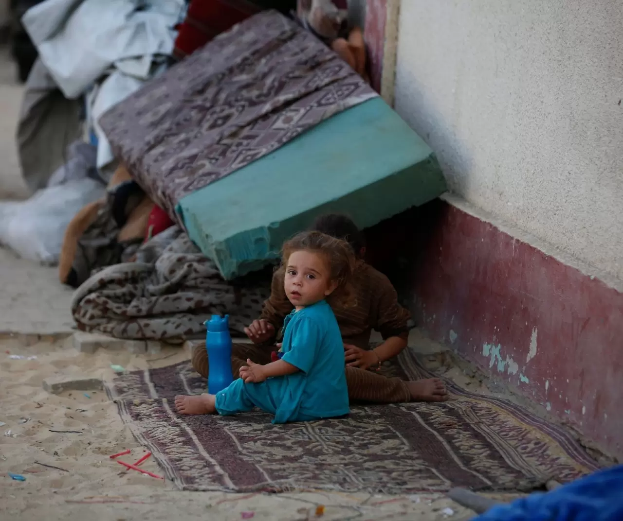 İsrail saldırılarından kaçarak Deyr Belah'a sığınan Filistinli aileler, zor şartlar altında yaşamlarını sürdürüyor 10