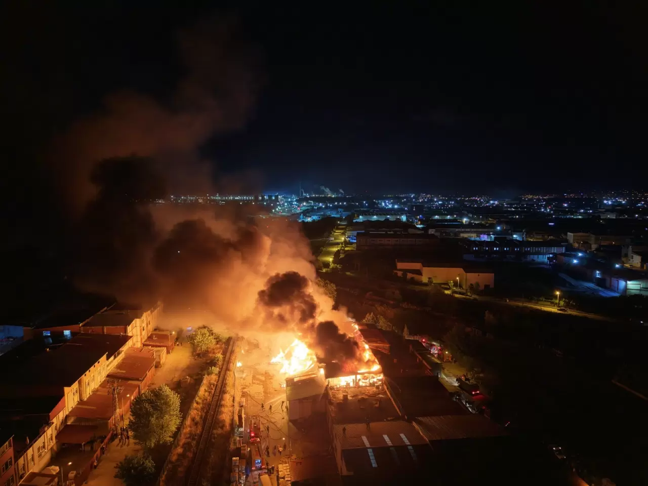 Samsun'da kereste fabrikası alevlere teslim oldu 1