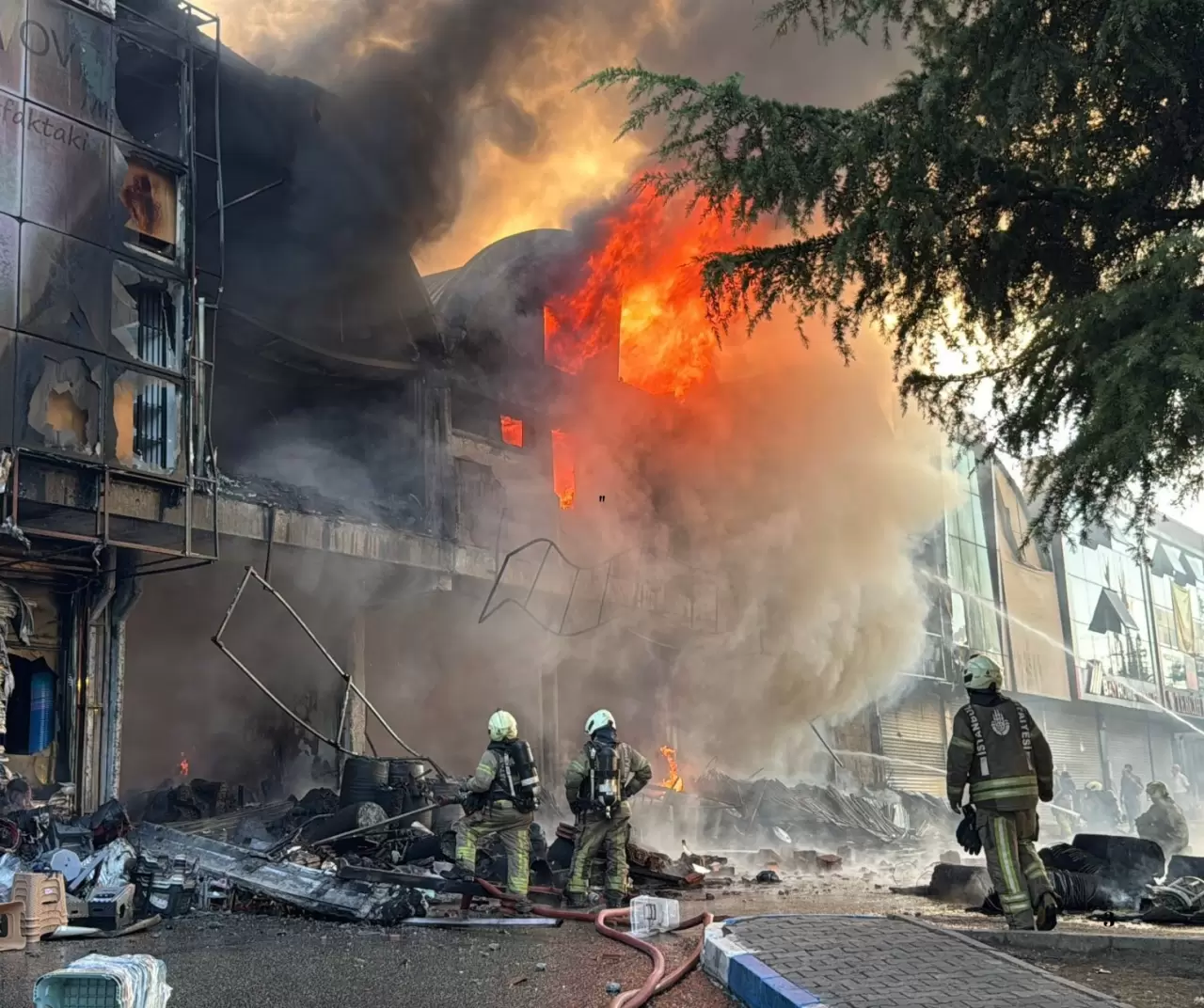 Bağcılar İSTOÇ'ta iş yerinde yangın çıktı 5