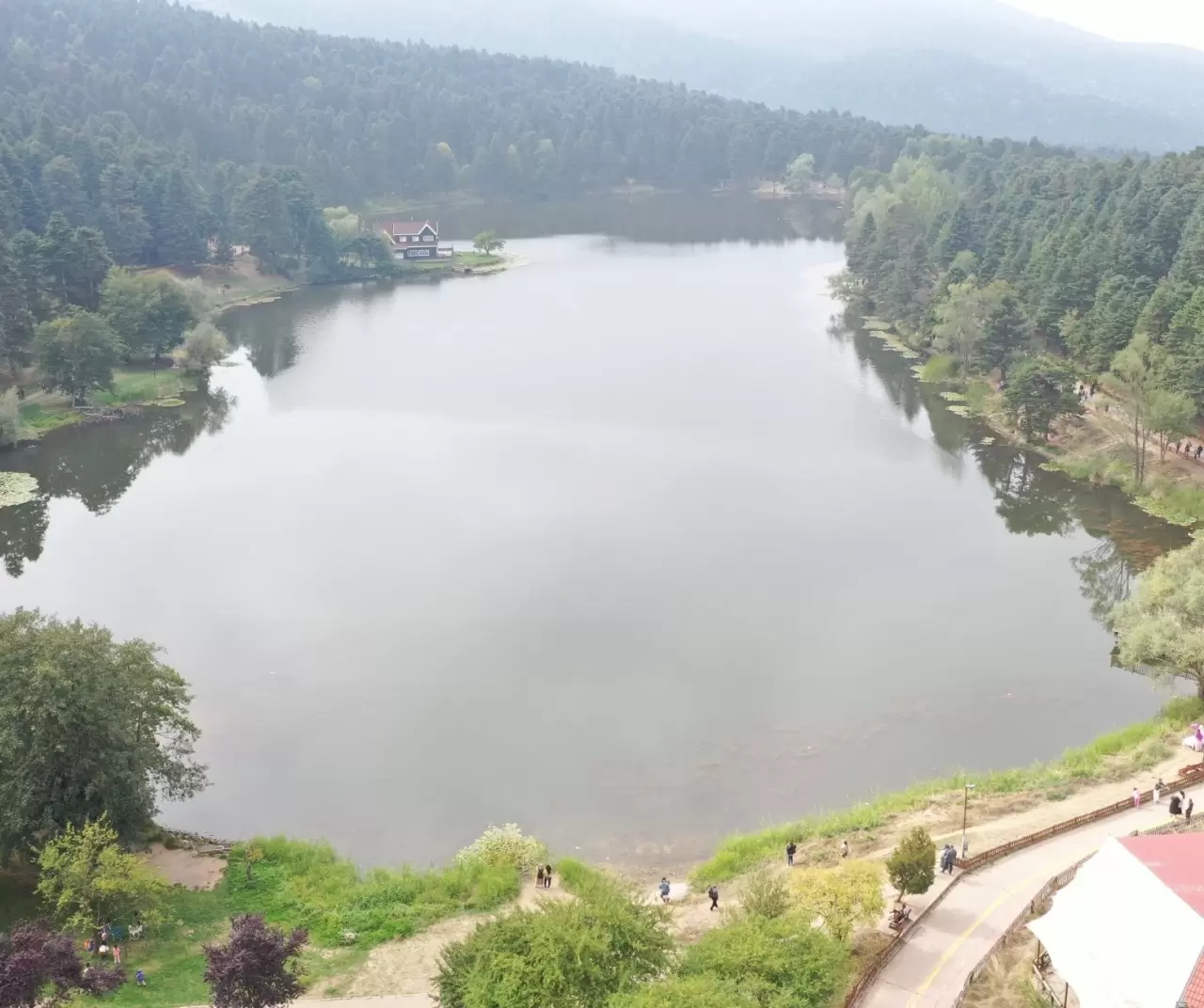 Gölcük Tabiat Parkı’nda sonbahar güzelliği tatilcileri büyüledi 1