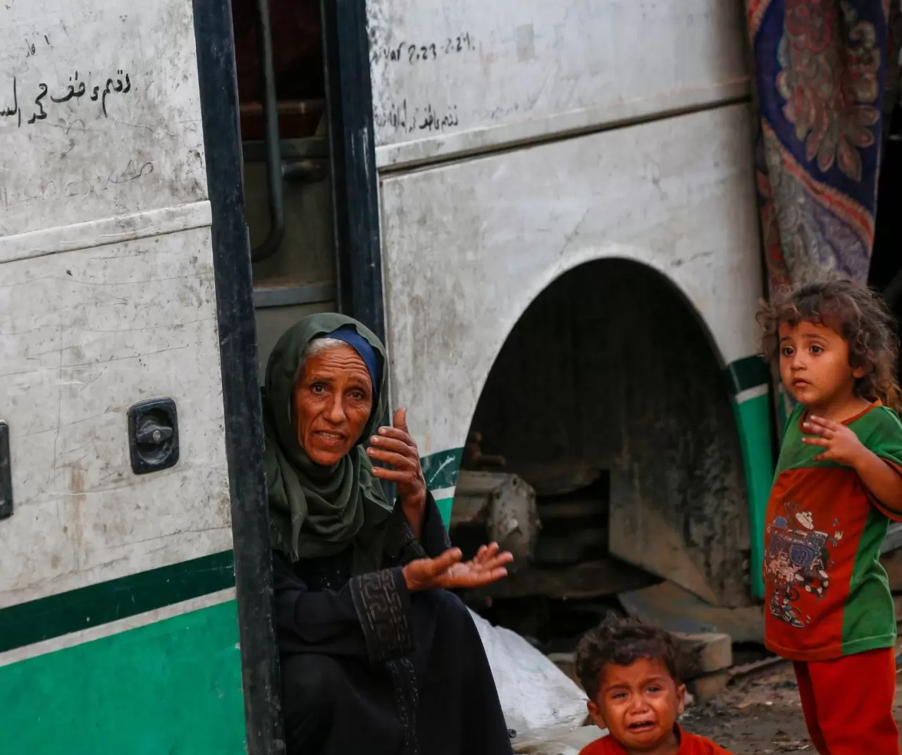 İsrail saldırılarından kaçarak Deyr Belah'a sığınan Filistinli aileler, zor şartlar altında yaşamlarını sürdürüyor 7