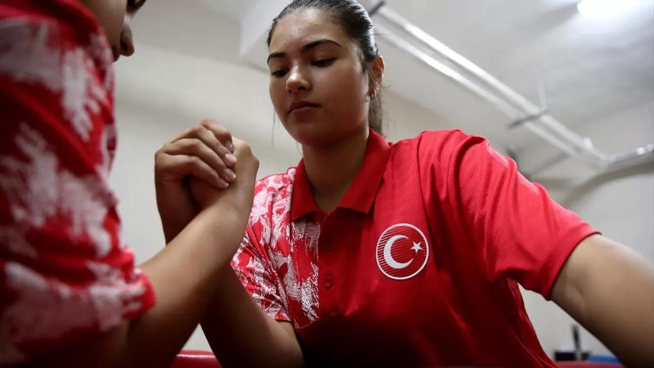 Okul sıralarından dünya podyumuna! İki arkadaş bilek güreşinde derece yaptı 6