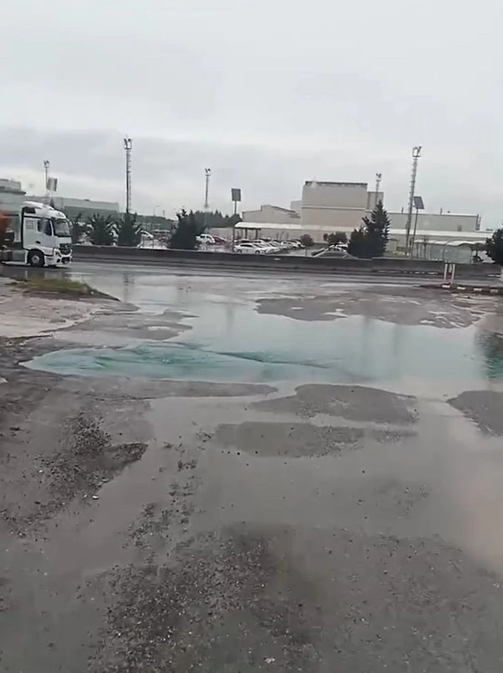 Yalova'da ilginç anlar, rögardan mavi su fışkırdı! 6