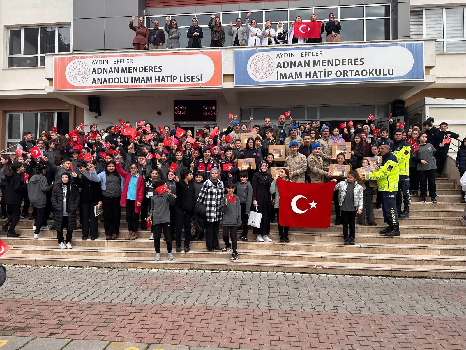 Lise öğrencileri Mehmetçik için atkı ördü 5