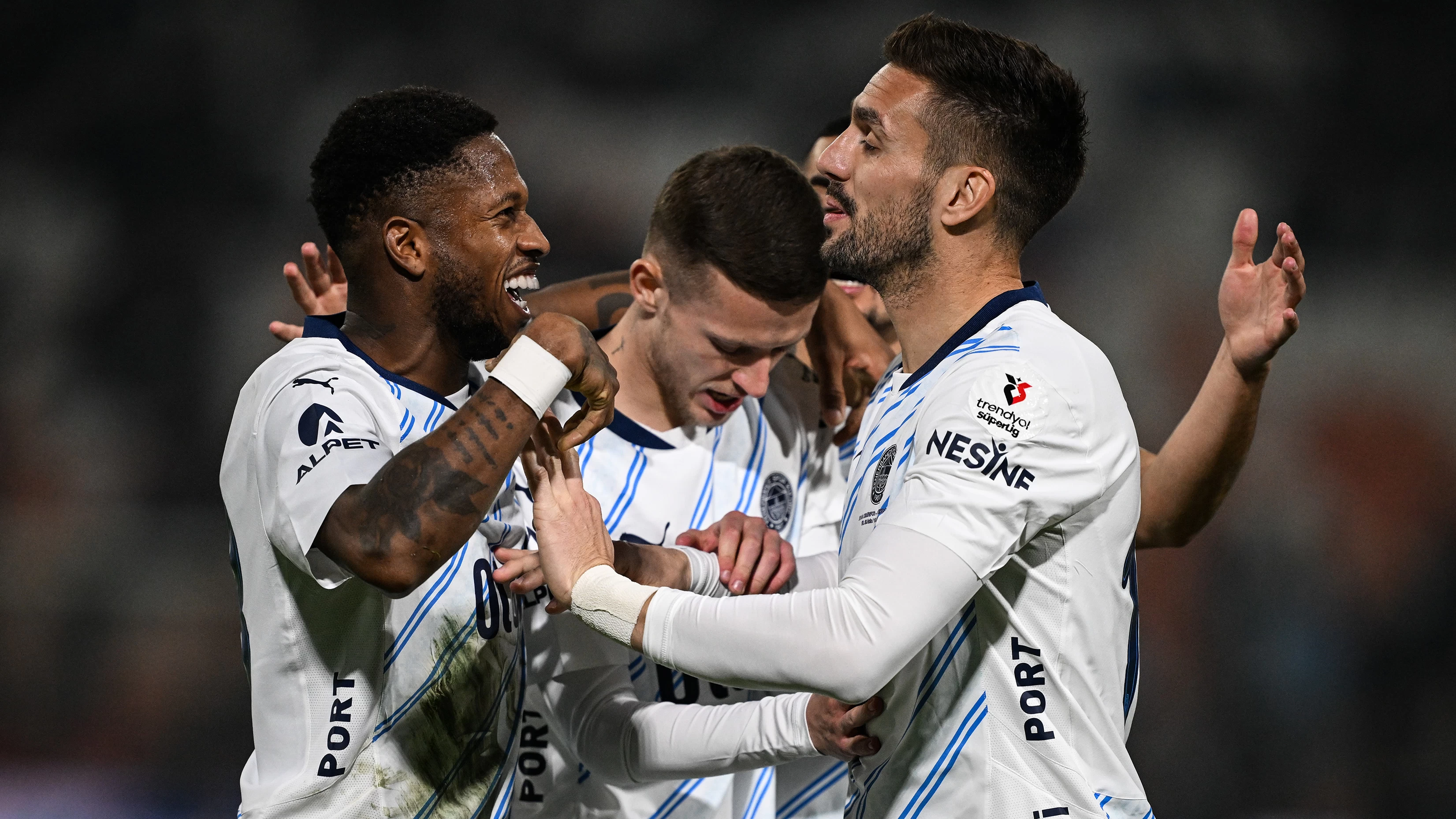 Fenerbahçe zirveyle farkı 6'ya indirdi! 5