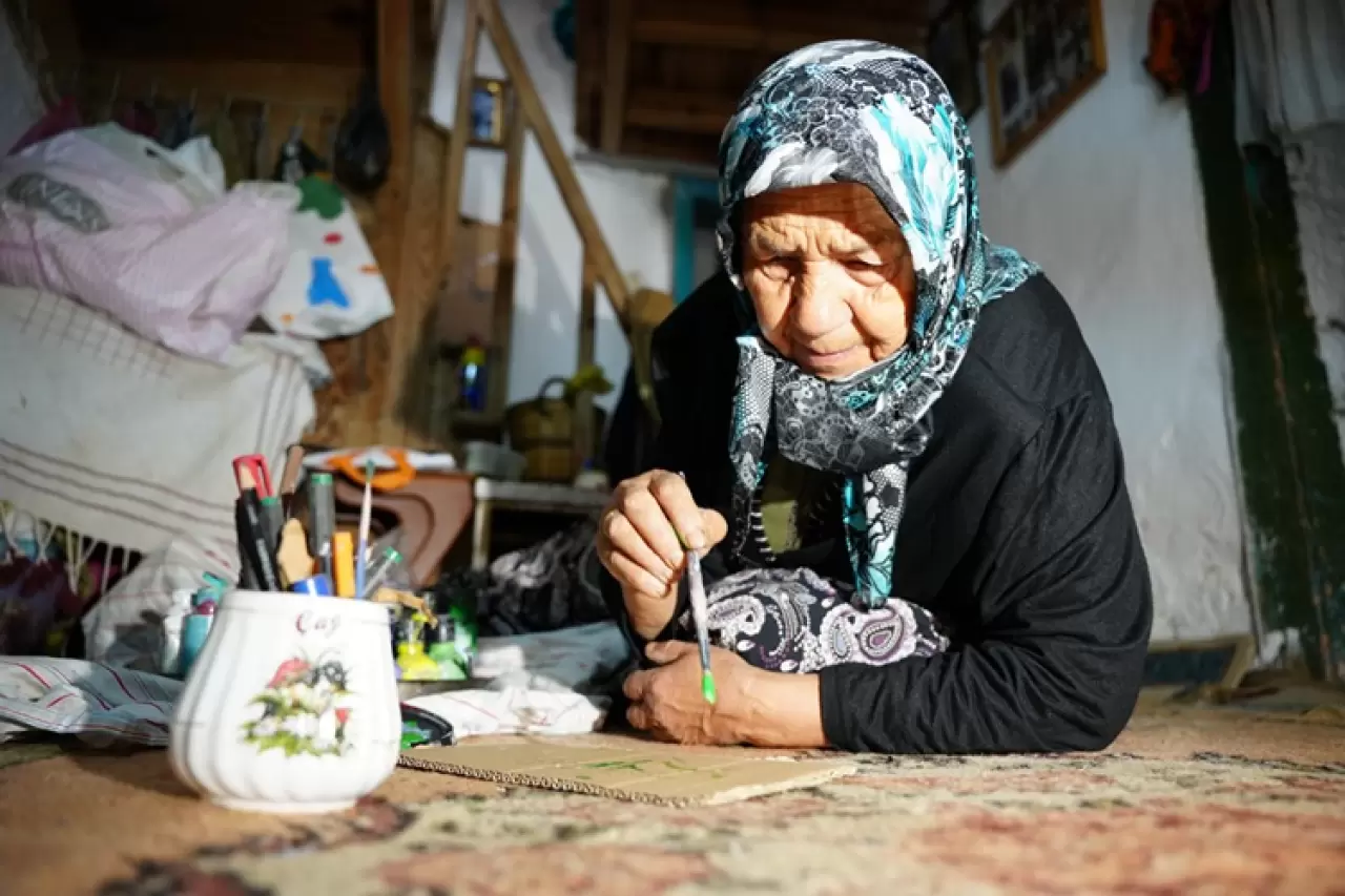 73 yaşında evini galeriye çevirdi: Üzüldüğümde resim yapıyorum 4