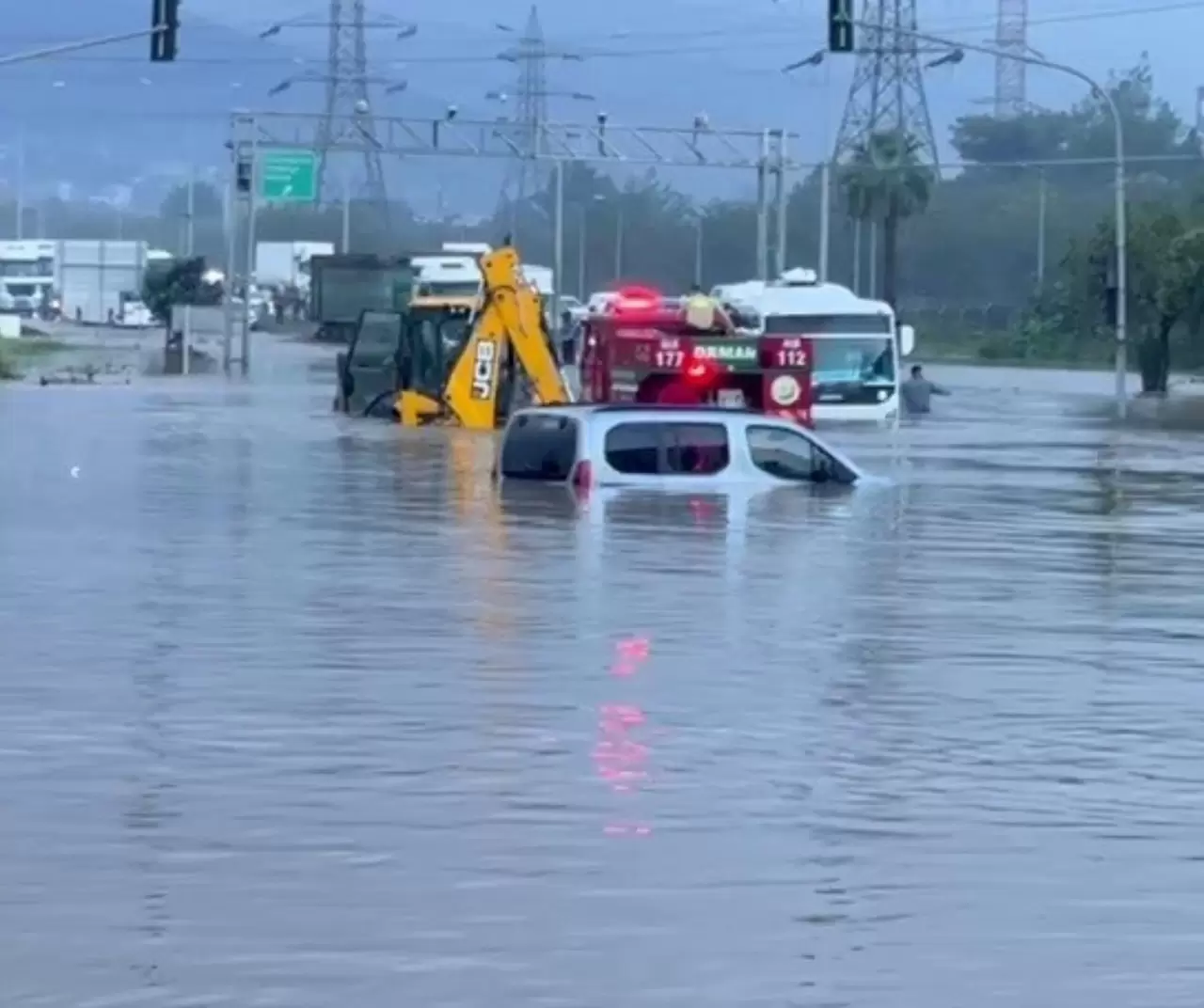 Hatay’da şiddetli yağış ve hortum: Payas’ta eğitime ara verildi 4