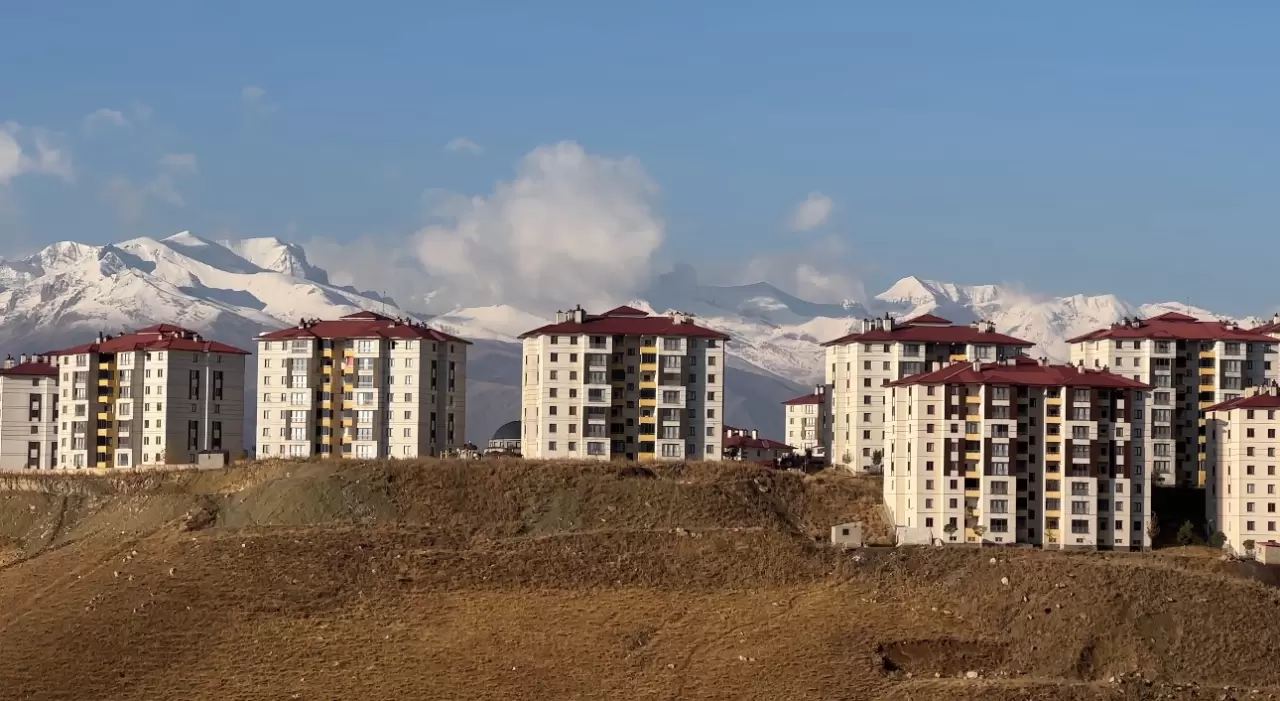 Yüksekova'da havalar soğudu: Cilo Dağı yeniden beyaz gelinliğini giydi 5
