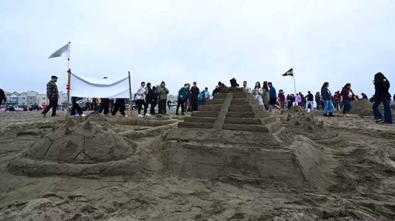 Binlerce kişi kumdan kale için buluştu 4