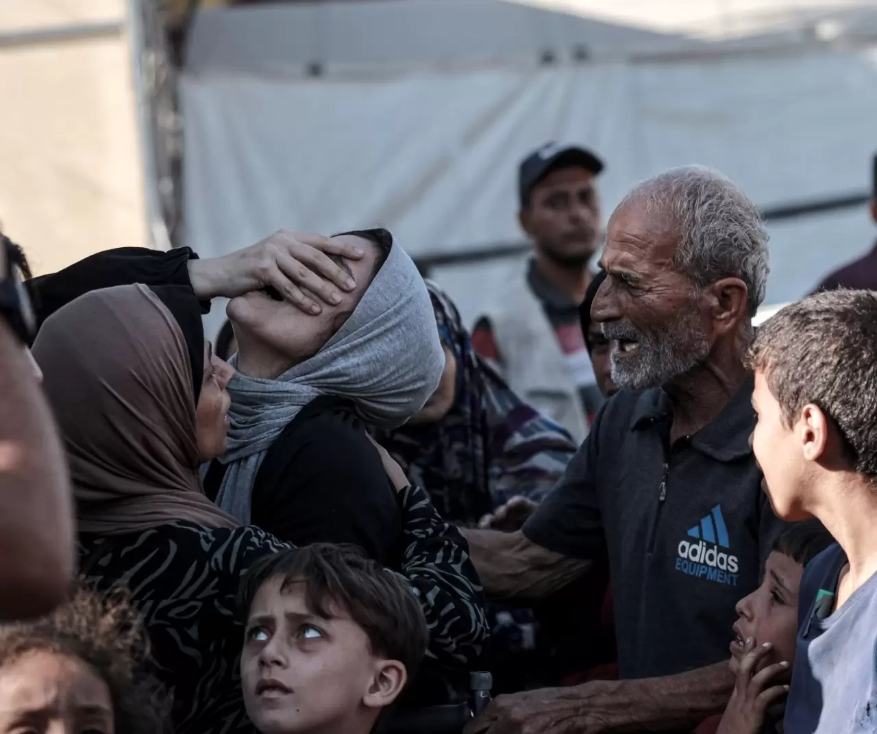 İsrail’in saldırısında yaşamını yitiren gazeteci Yahya Barzak için cenaze töreni düzenlendi 2