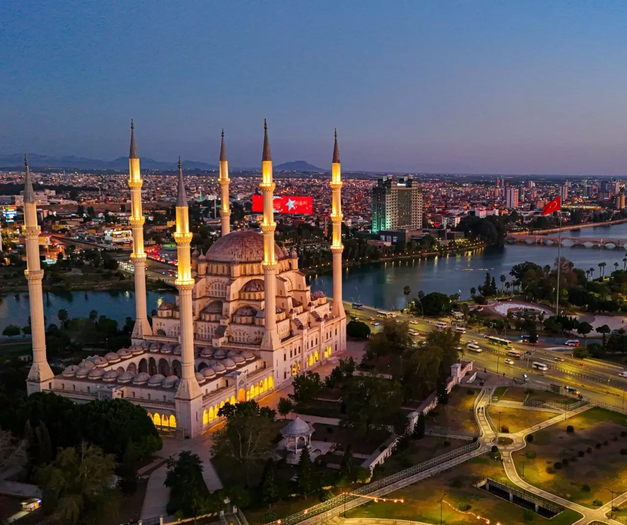 Adana’da Sabancı Merkez Camisi gün batımında büyüledi 4