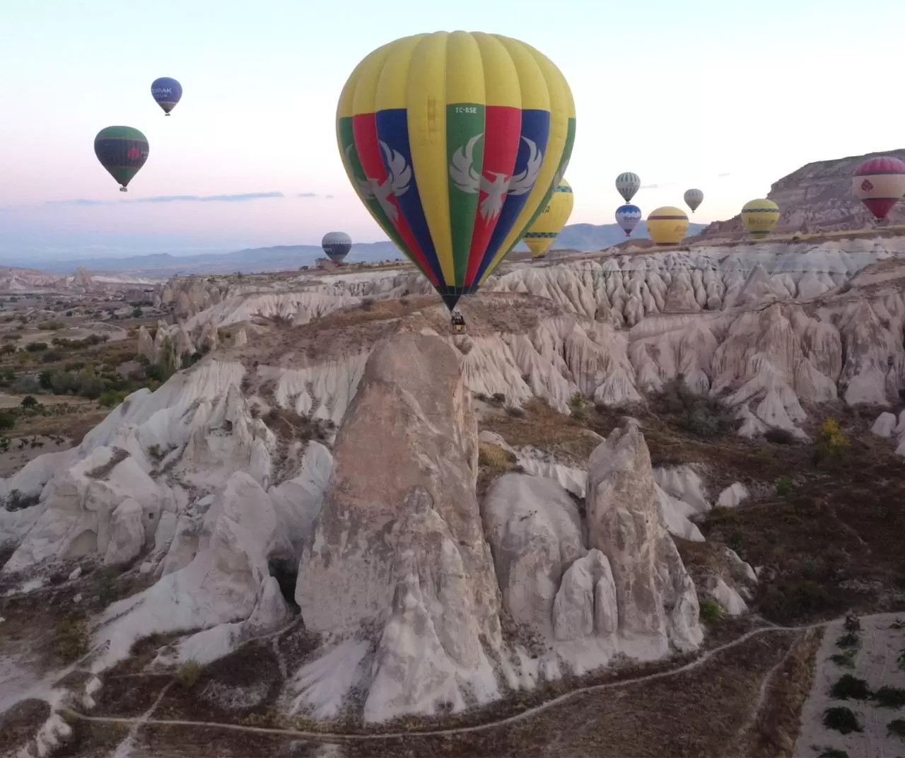 Kapadokya’da sıcak hava balonları Peribacaları üzerinde uçtu 2