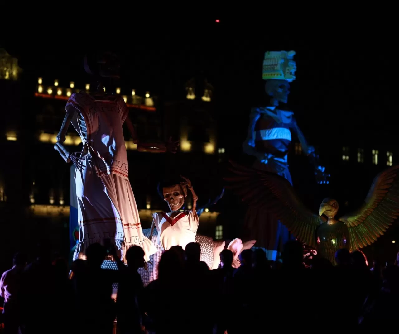 Meksika’da ‘Ölüler Günü’ festivali: Renkli iskeletler sokakları süsledi 4