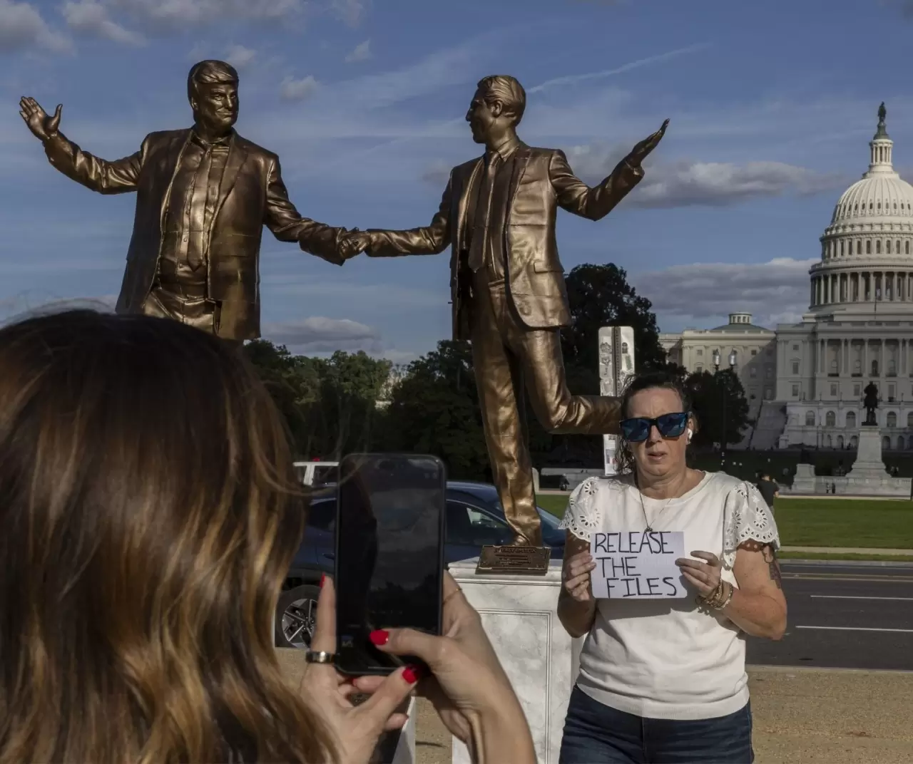 Washington'da Trump - Epstein heykeli yeniden ortaya çıktı 1
