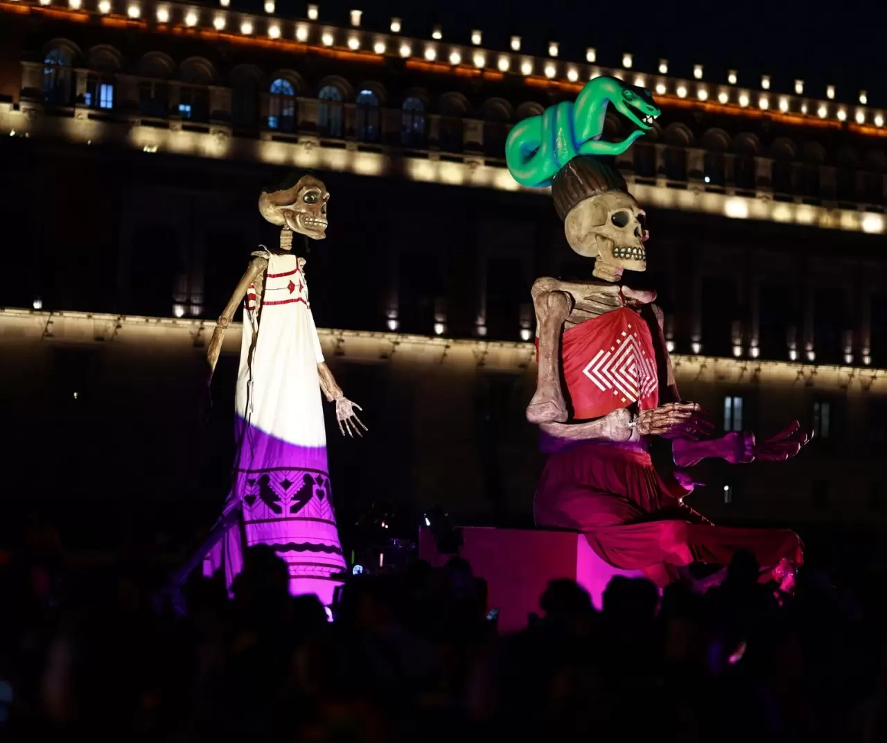 Meksika’da ‘Ölüler Günü’ festivali: Renkli iskeletler sokakları süsledi 1