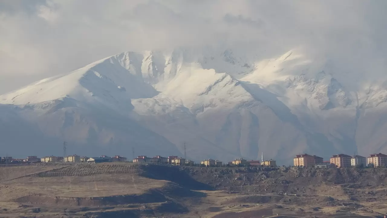 Van'da yüksek kesimlere düşen kar, dağları beyaz örtüyle kapladı 2