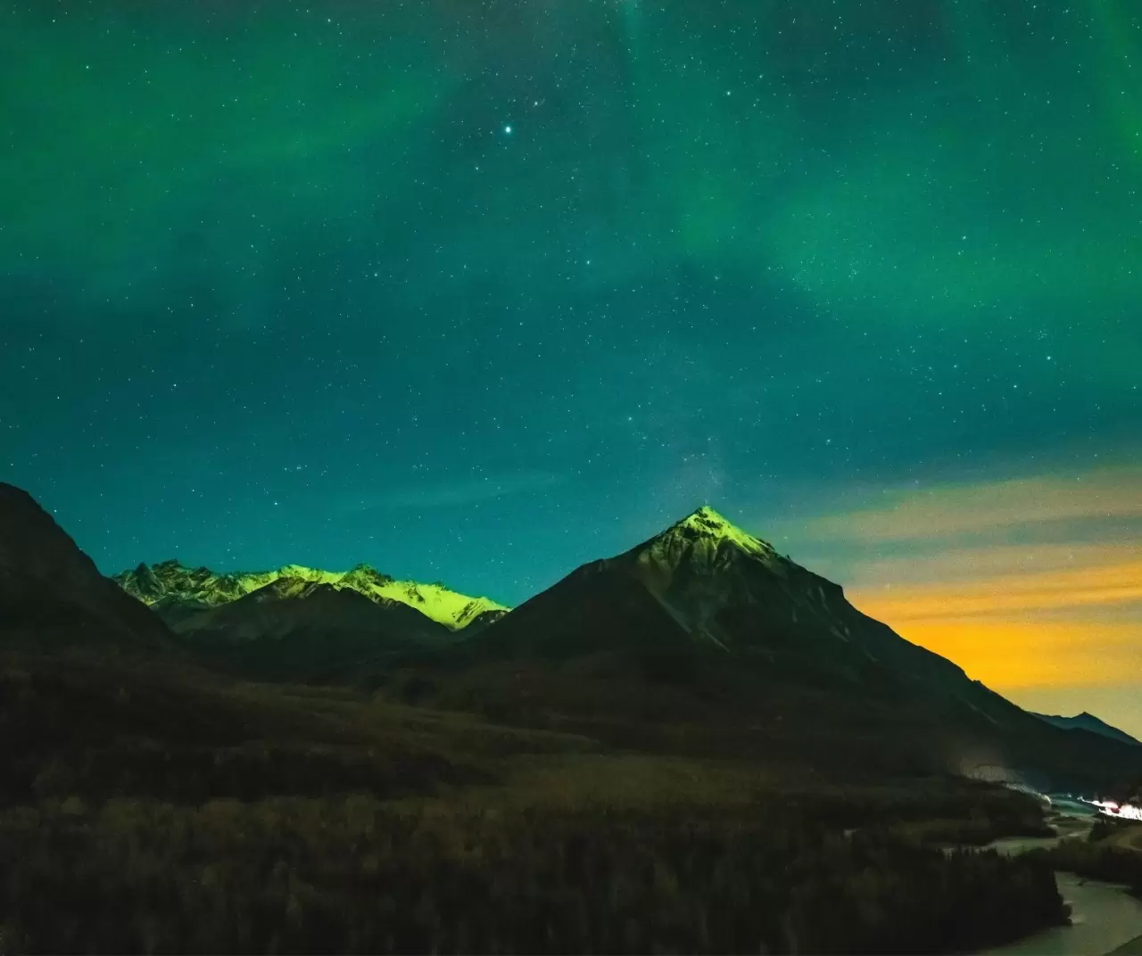 Alaska’da nadir gökyüzü manzarası: Kuzey Işıkları ve Samanyolu aynı karede 1