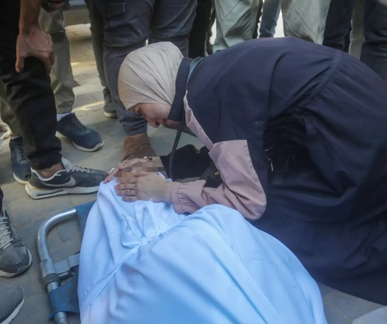 İsrail’in saldırısında yaşamını yitiren gazeteci Yahya Barzak için cenaze töreni düzenlendi 4