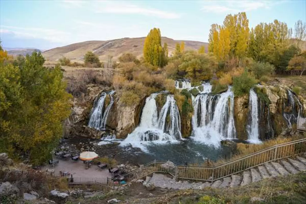 Muradiye Şelalesi: Sonbaharın renkleriyle kartpostallık manzaralar sunuyor 4