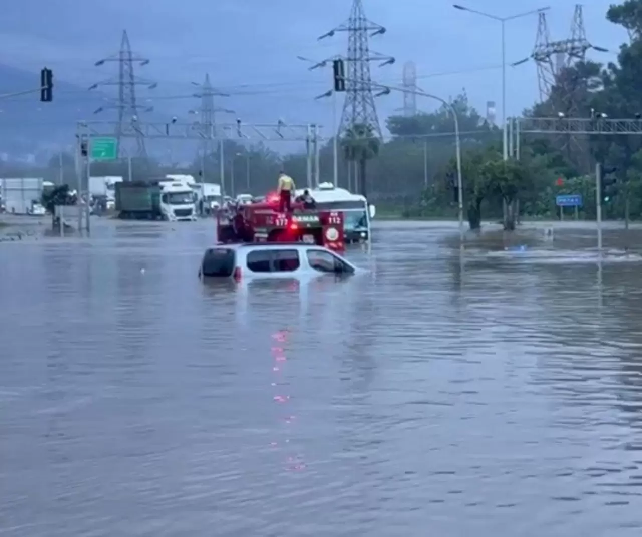 Hatay’da şiddetli yağış ve hortum: Payas’ta eğitime ara verildi 2