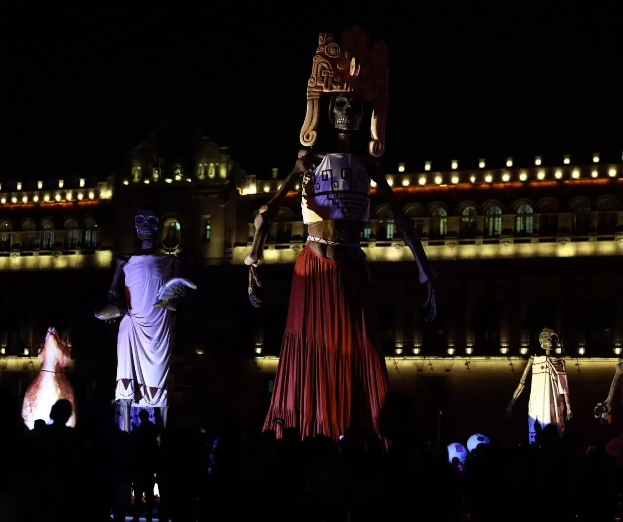 Meksika’da ‘Ölüler Günü’ festivali: Renkli iskeletler sokakları süsledi 5