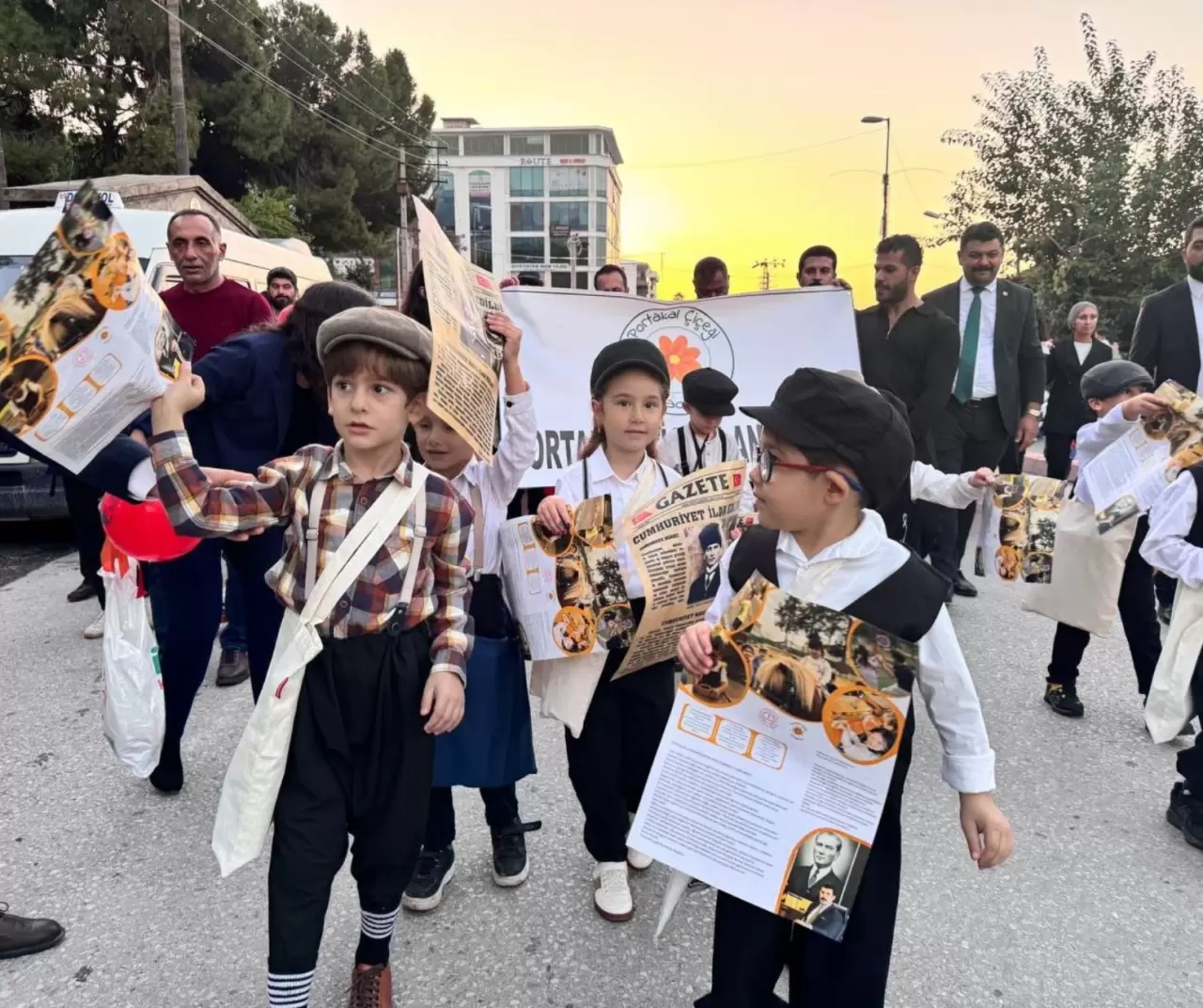 Hatay'da anaokulu öğrencileri Cumhuriyet'in ilanını duyuran gazete dağıttı 2