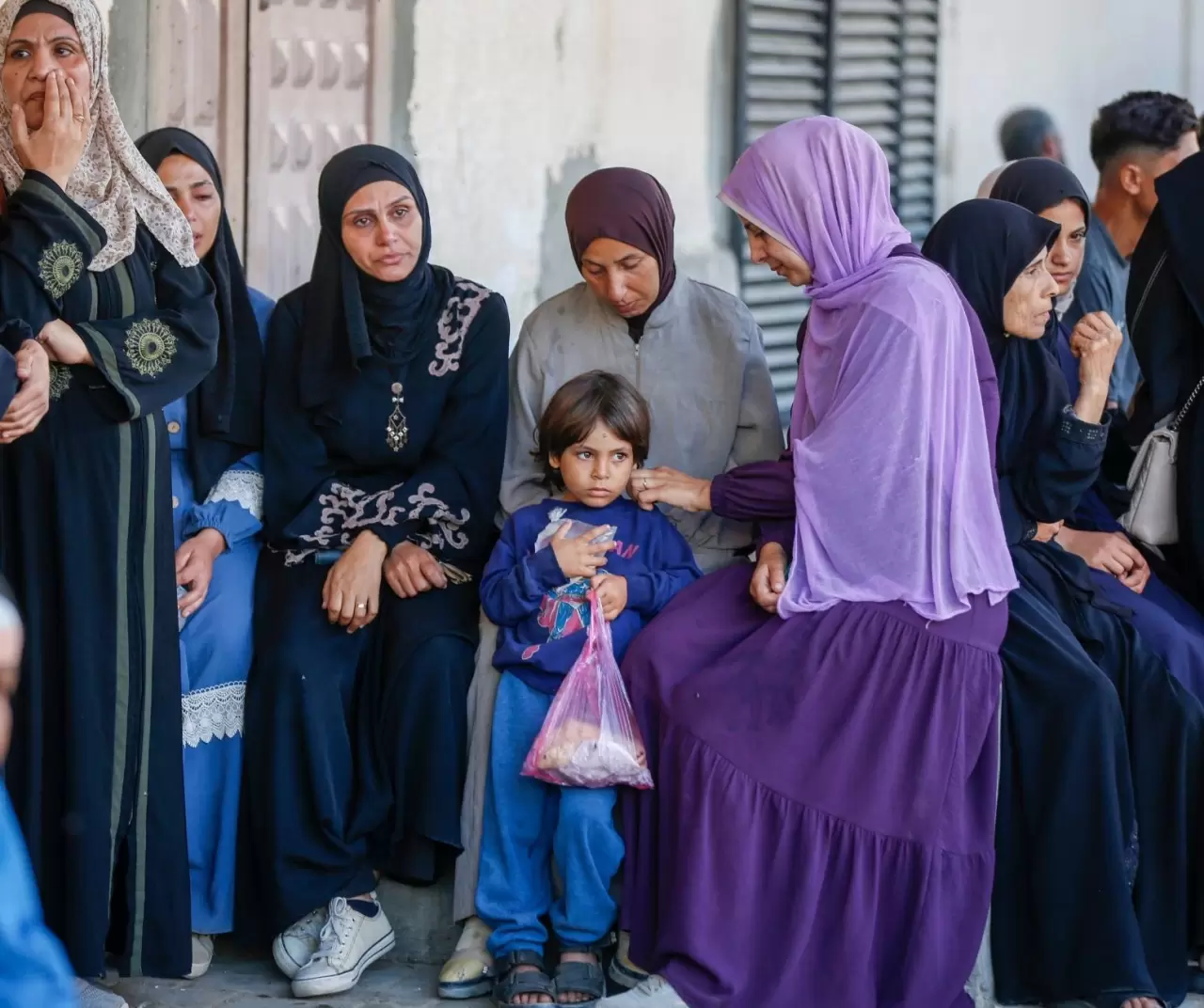 İsrail’in saldırısında yaşamını yitiren gazeteci Yahya Barzak için cenaze töreni düzenlendi 10