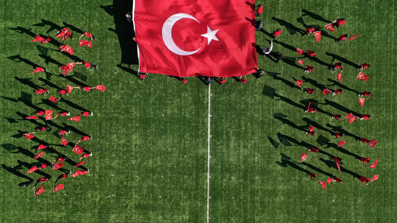 Depremin merkez üssü Sındırgı'da 29 Ekim Cumhuriyet Bayramı coşkuyla kutlandı 2