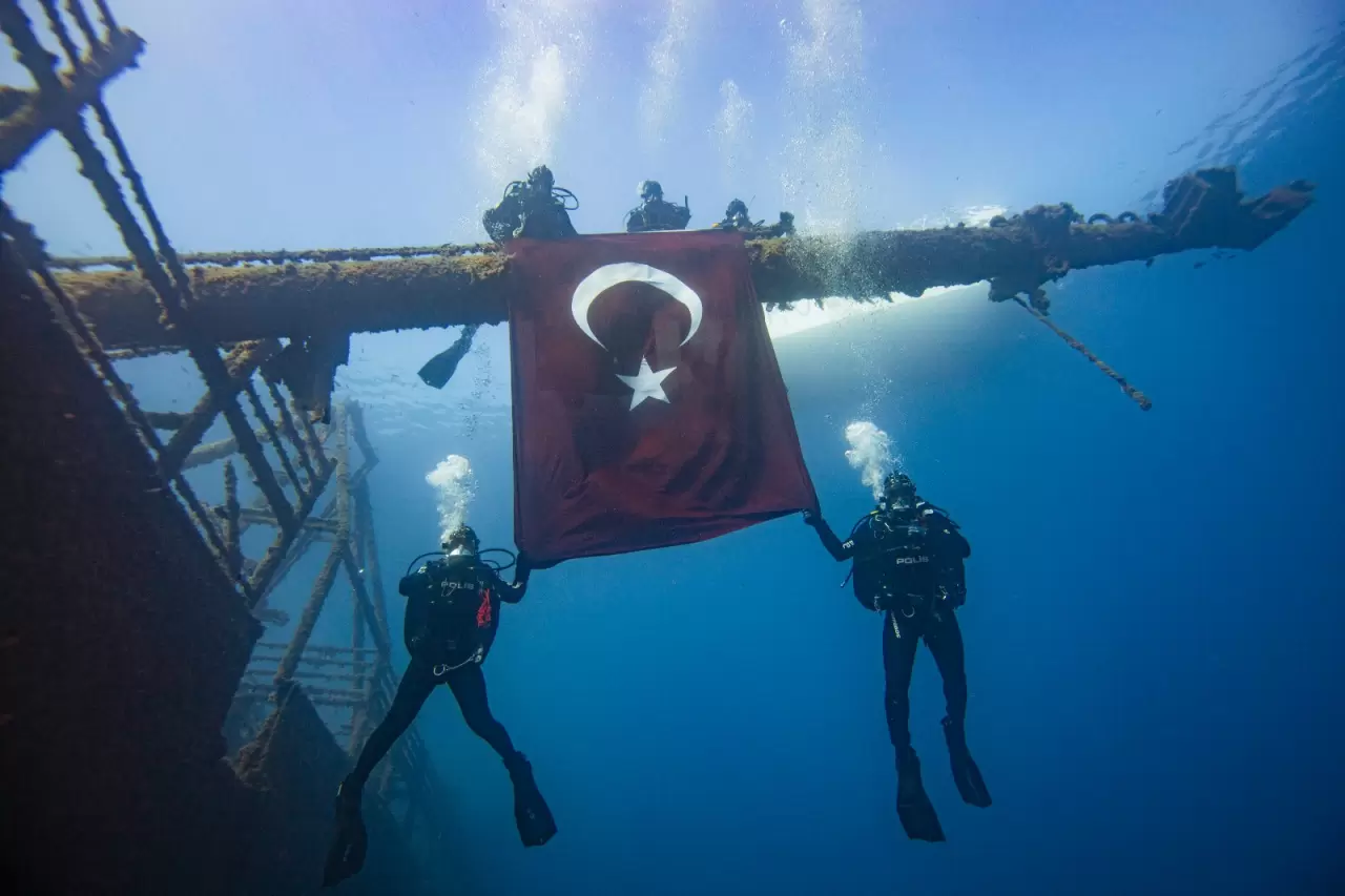 29 Ekim’e özel dalış: Deniz altında Türk bayrağı açtılar 4