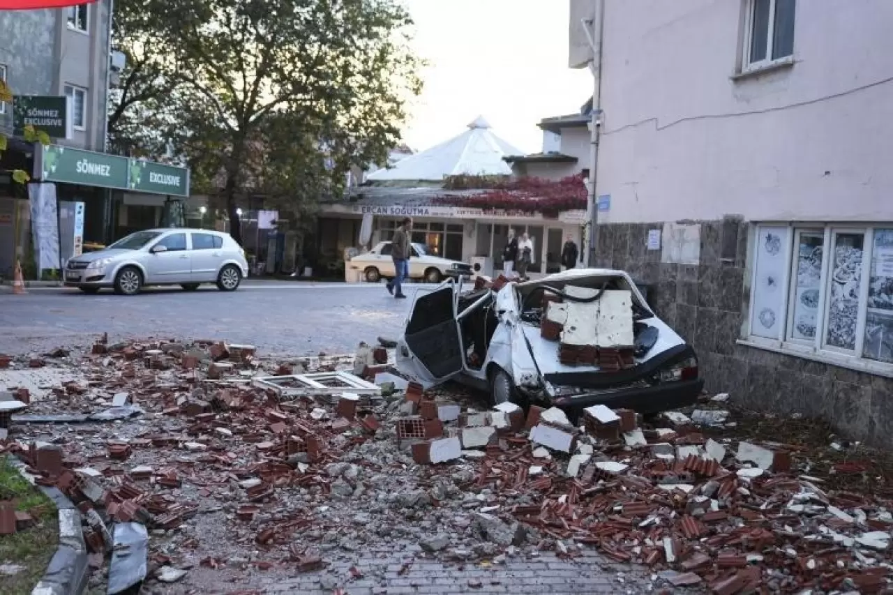 Balıkesir Sındırgı'daki depremin boyutu gün ağarınca ortaya çıktı 8