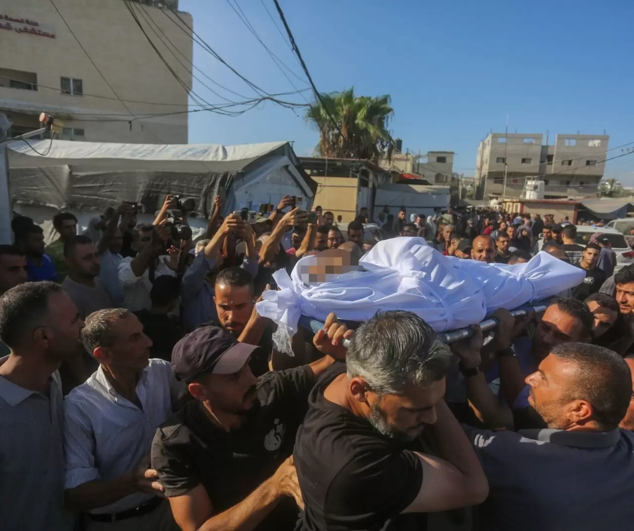 İsrail’in saldırısında yaşamını yitiren gazeteci Yahya Barzak için cenaze töreni düzenlendi 5