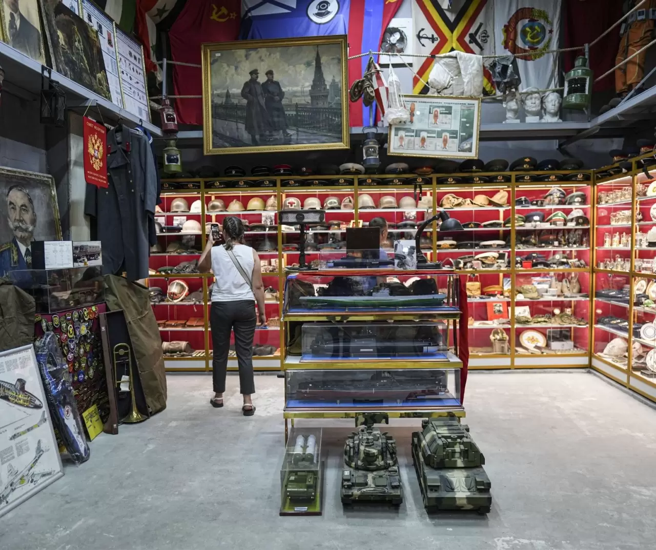 Moskova’daki “Mutlu Turna Balığı” antika mağazası ziyaretçilerini geçmişe götürüyor 6