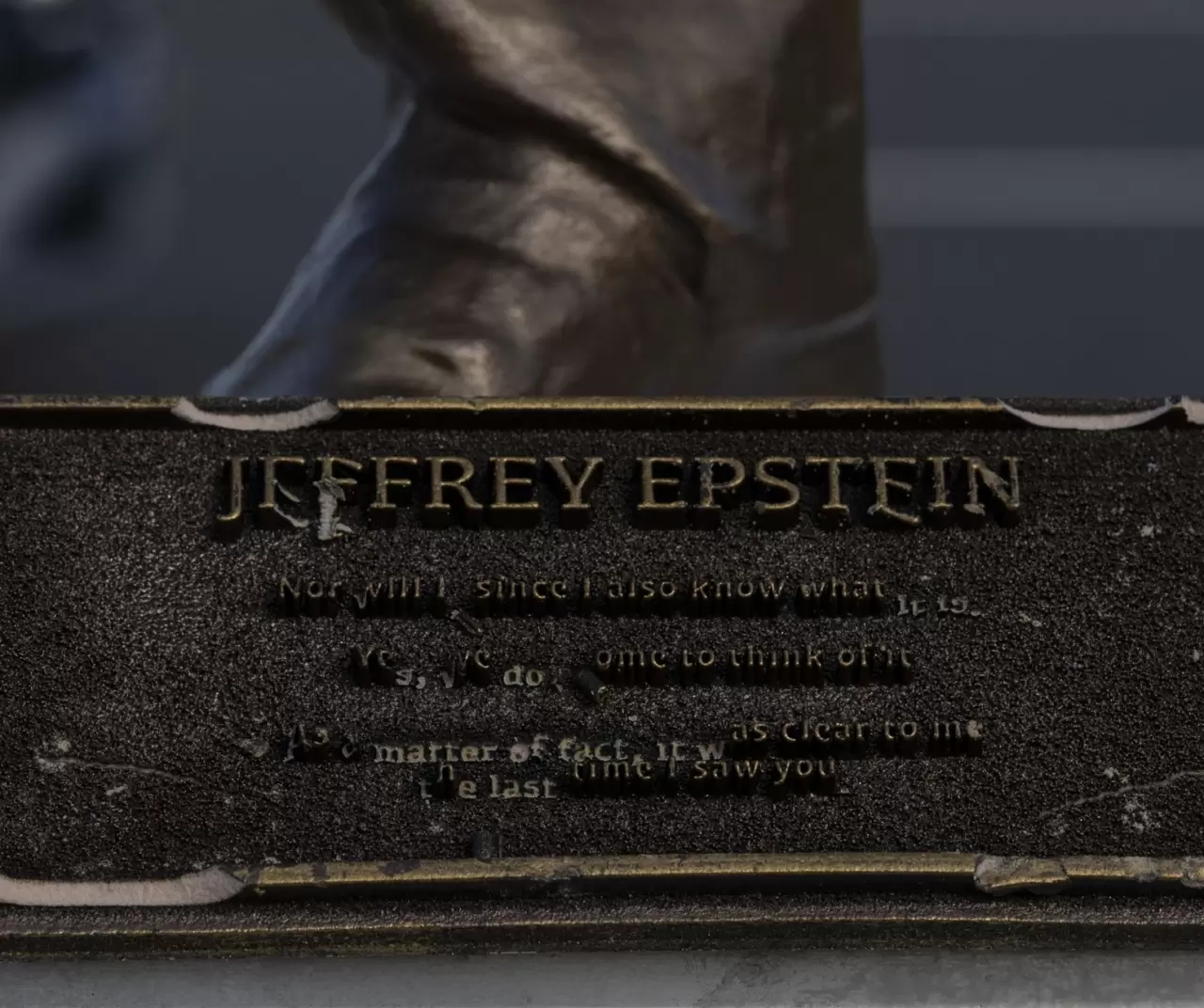 Washington'da Trump - Epstein heykeli yeniden ortaya çıktı 6