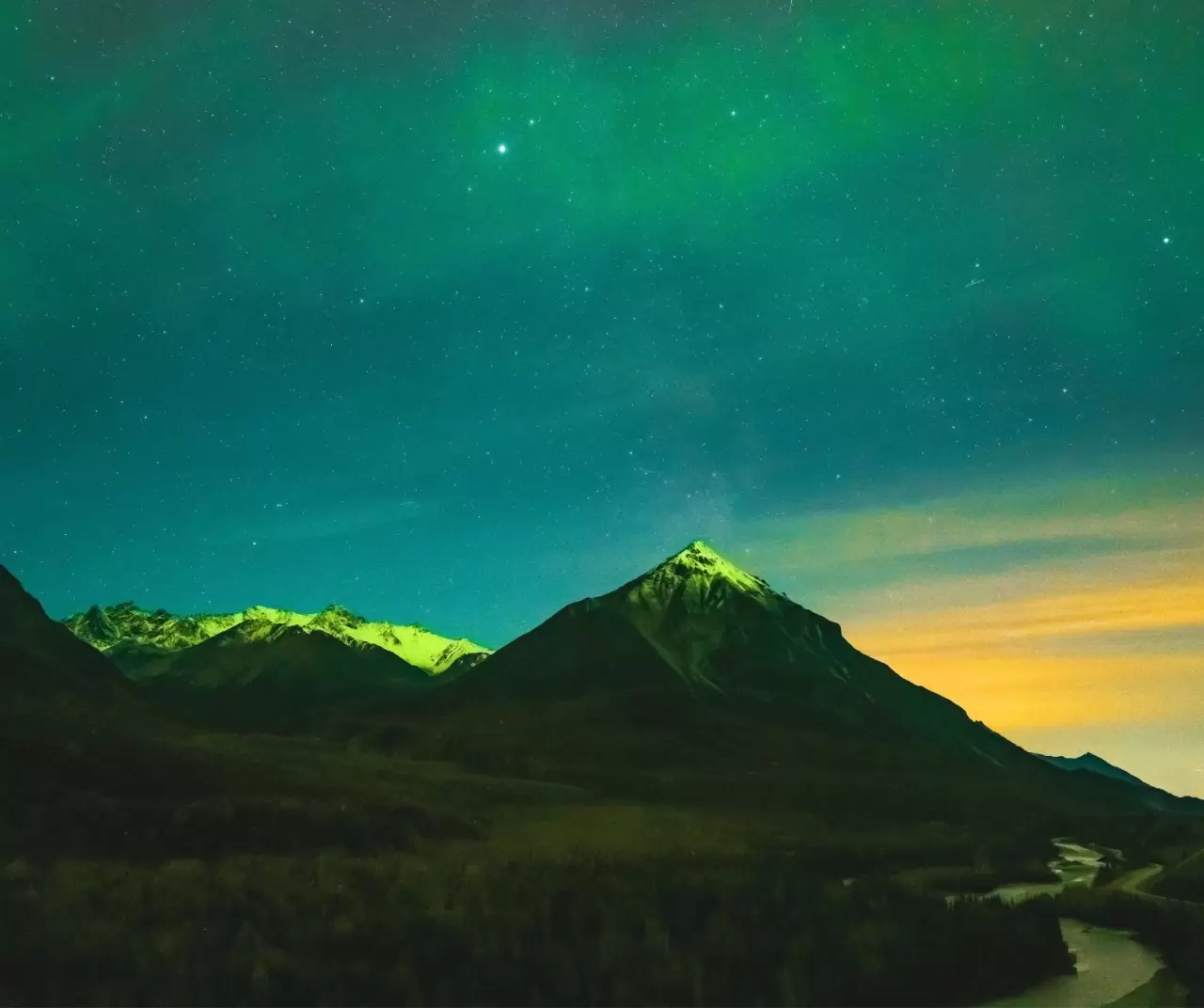 Alaska’da nadir gökyüzü manzarası: Kuzey Işıkları ve Samanyolu aynı karede 5