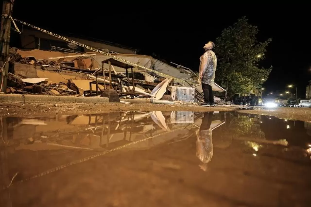 Balıkesir Sındırgı'daki depremin boyutu gün ağarınca ortaya çıktı 10