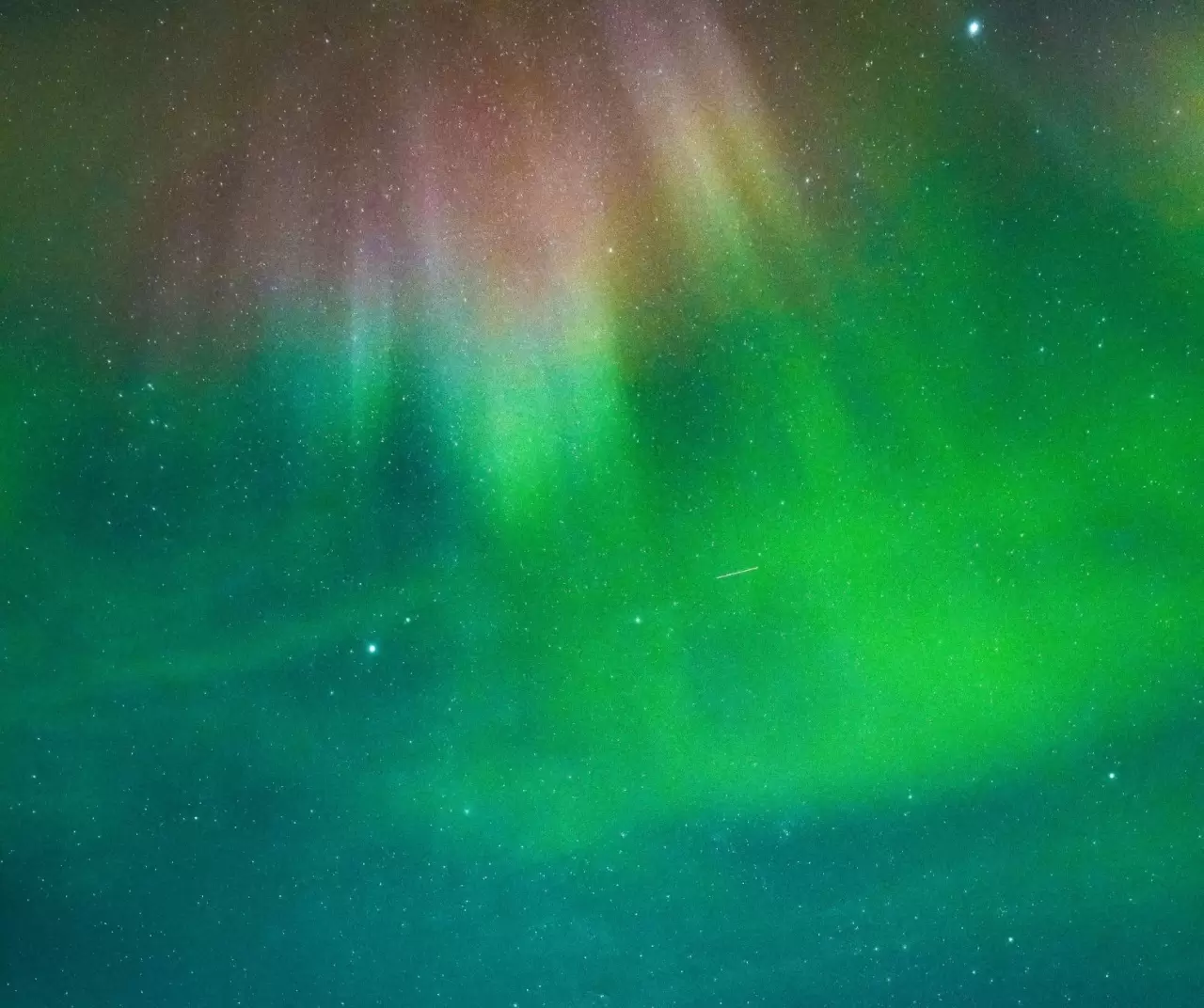 Alaska’da nadir gökyüzü manzarası: Kuzey Işıkları ve Samanyolu aynı karede 4